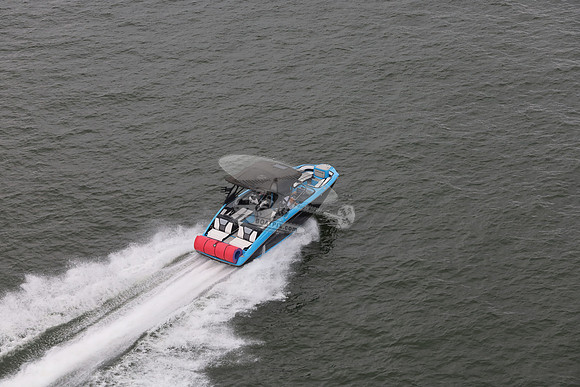 255x.blue.black.roll.bowrider.03