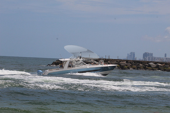 BOSTON WHALER42.BLUE HULL.1