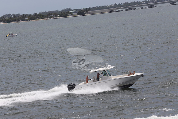 boston whaler.320 outrage.07