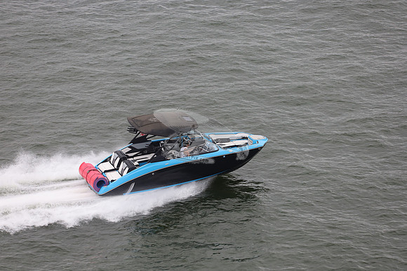 255x.blue.black.roll.bowrider.06