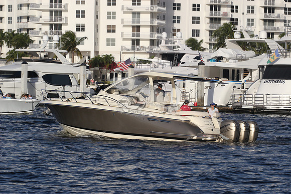 CHRIS CRAFT.FT. LAUD. FL.GOLD HULL.3 GOLD MOTORS.0311