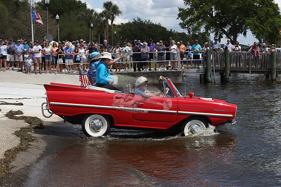 BOB N JANE.AMPHICAR RED.02