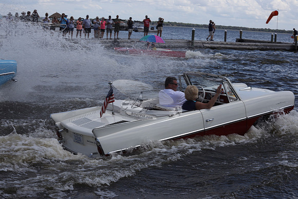 312196. WHITE RED.AMPHICAR.12