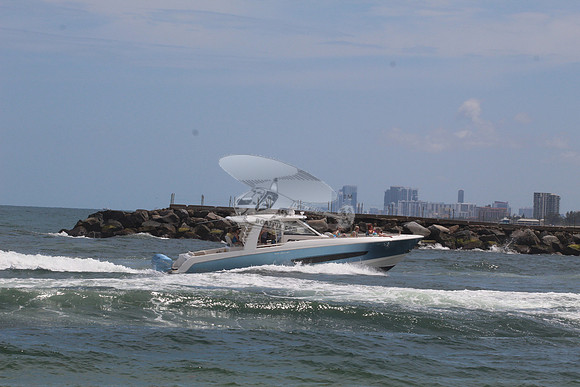 BOSTON WHALER42.BLUE HULL.3