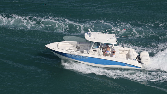 BOSTON WHALER.BLUE HULL.03