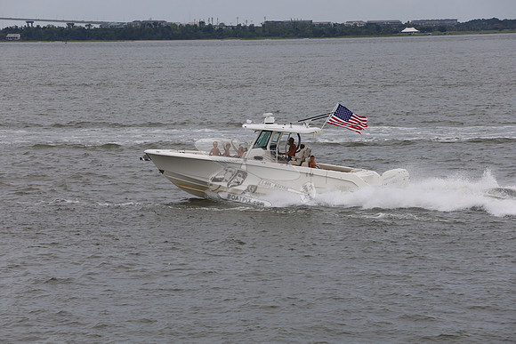 Boston Whaler.white.flag.merc.08