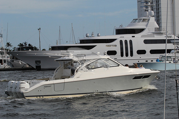 AMERICAN MADE.PURSUIT.GREY HULL.3 MOTORS.053