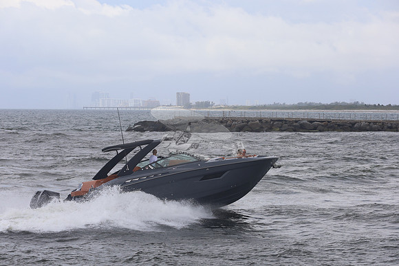 cruisers yachts.2 merc.gray hull.0577
