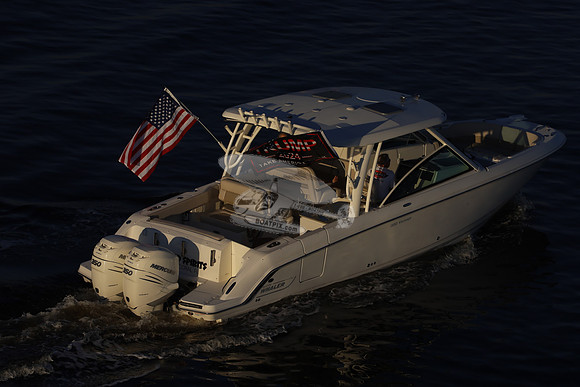 boston whaler.320 vantage.18