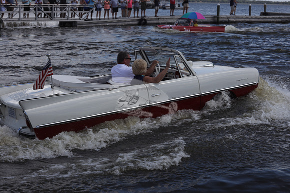 312196. WHITE RED.AMPHICAR.10
