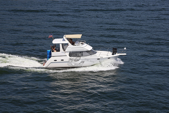 Carver motor yacht. 01