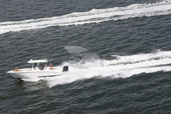 boston whaler.320 outrage.7