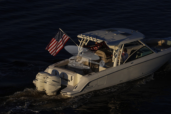 boston whaler.320 vantage.19