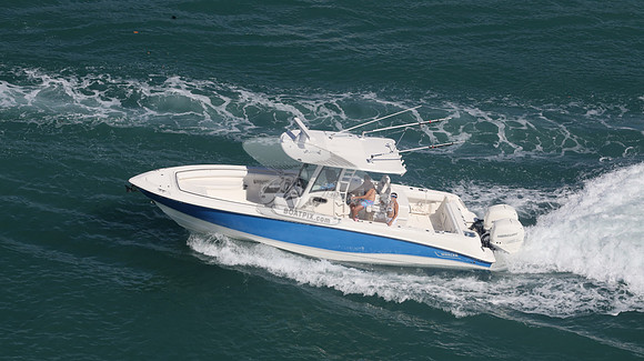 BOSTON WHALER.BLUE HULL.04
