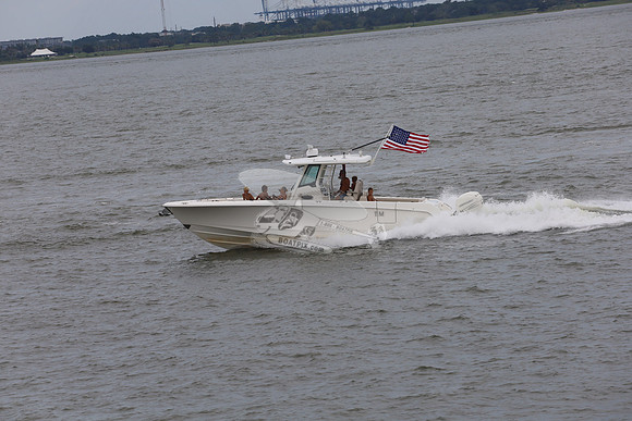 Boston Whaler.white.flag.merc.14