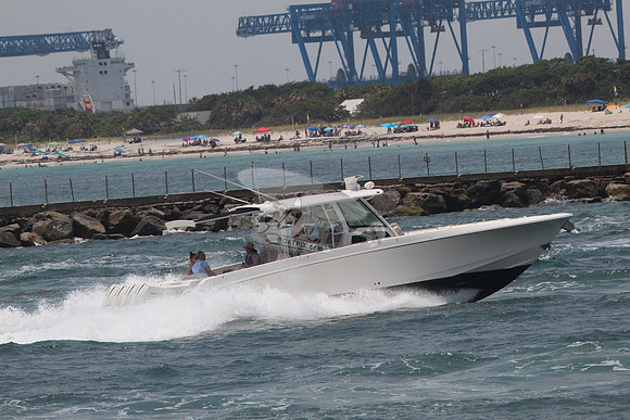 boston whaler.4 merc.7602