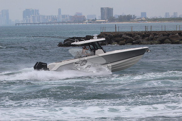boston whaler.3 merc.7923