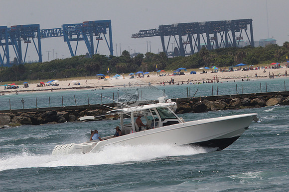 boston whaler.4 merc.7603
