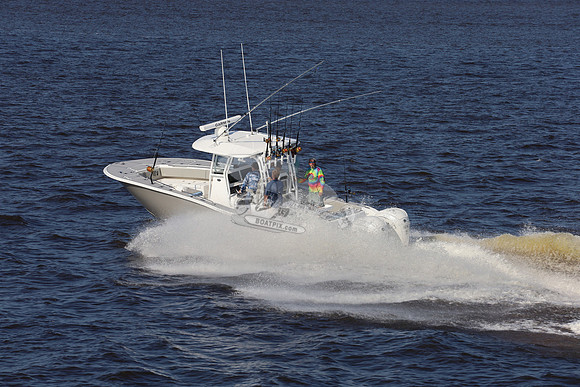 cape horn.tan hull.2 white yamaha.7283