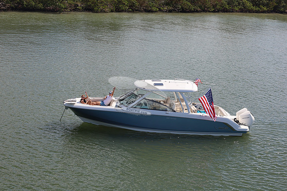 boston whaler.blue.320.4