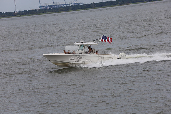 Boston Whaler.white.flag.merc.16