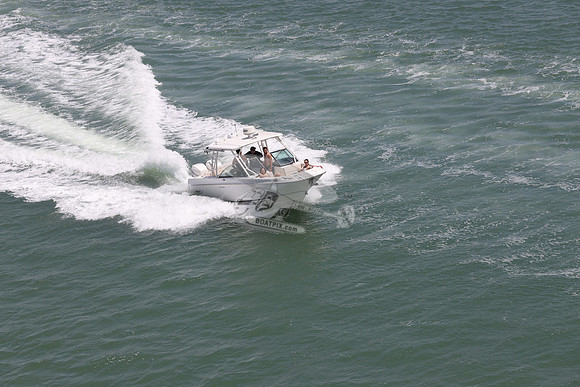 BOSTON WHALER.2 MERCURYS.12