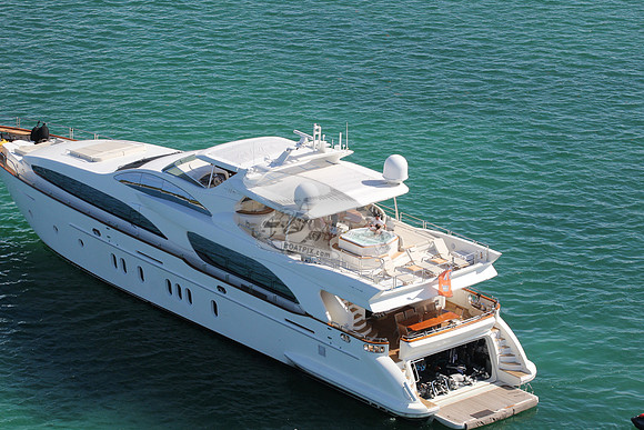 Azimut.red foreign flag.31
