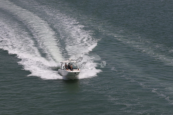 BOSTON WHALER.2 MERCURYS.16
