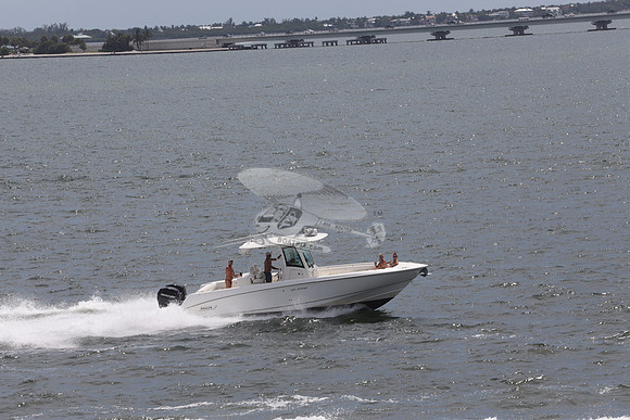 boston whaler.320 outrage.06