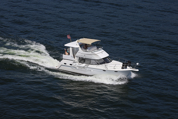 Carver motor yacht. 06