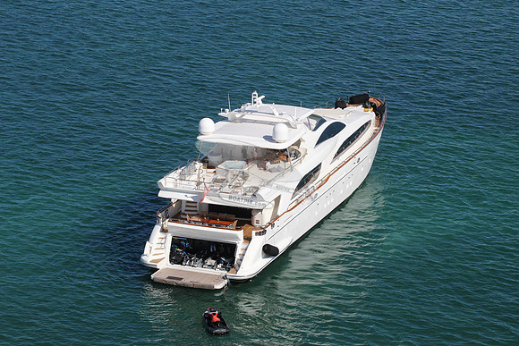 Azimut.red foreign flag.23