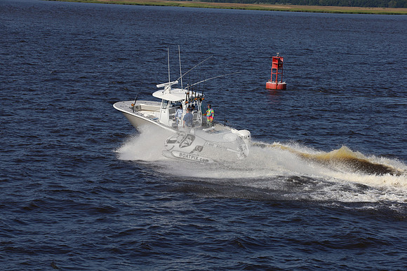 cape horn.tan hull.2 white yamaha.7282