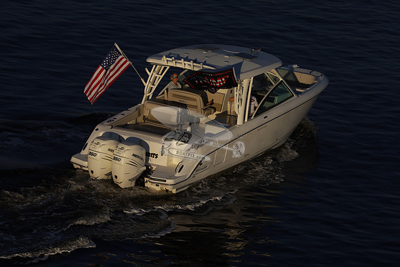 boston whaler.320 vantage.14