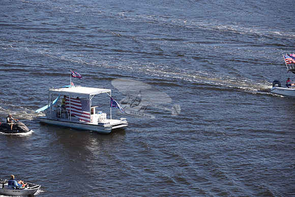 mi1302cc.pontoon american flag.1