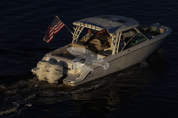 boston whaler.320 vantage.17