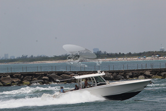 boston whaler.4 merc.7601