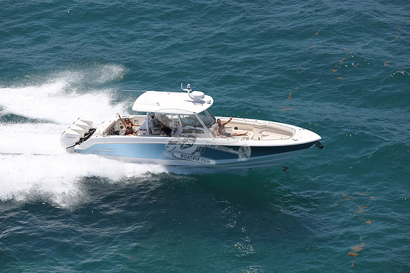 BOSTON WHALER.BLUE HULL.313