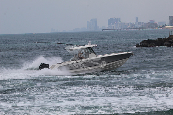 boston whaler.3 merc.7922