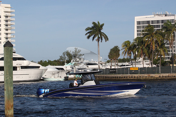 BOAT.ROYAL BLUE 3 MOTORS.02