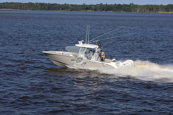 cape horn.tan hull.2 white yamaha.7293
