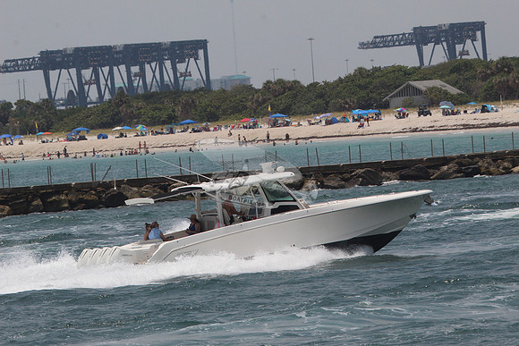 boston whaler.4 merc.7604