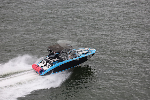 255x.blue.black.roll.bowrider.05