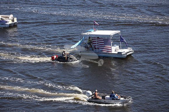 mi1302cc.pontoon american flag.5