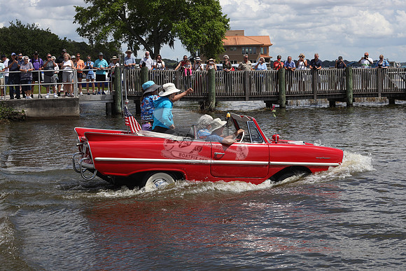 BOB N JANE.AMPHICAR RED.04