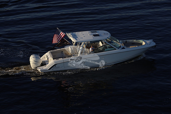 boston whaler.320 vantage.24