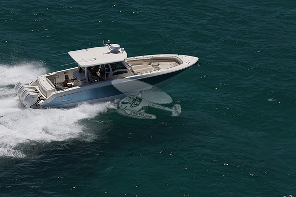 BOSTON WHALER.BLUE HULL.3115