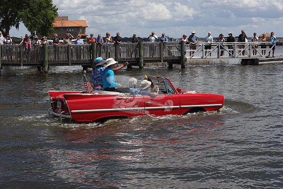 BOB N JANE.AMPHICAR RED.06
