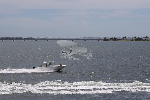 boston whaler.320 outrage.02