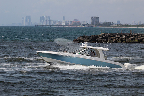 BOSTON WHALER38.BLUE.3