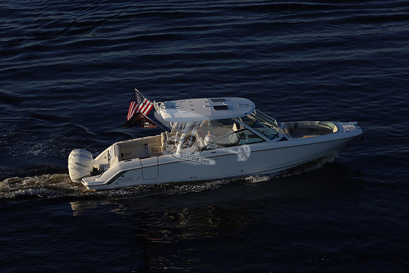 boston whaler.320 vantage.25